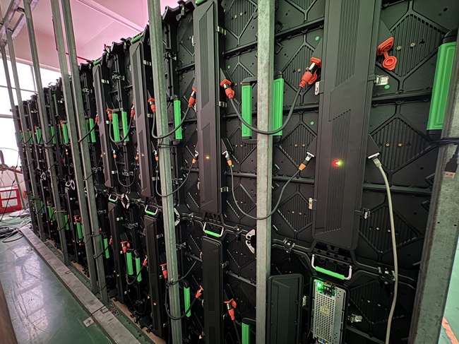 P2.976 LED租賃屏工廠測試實拍-嚴(yán)苛質(zhì)檢流程揭秘 | 華邦瀛