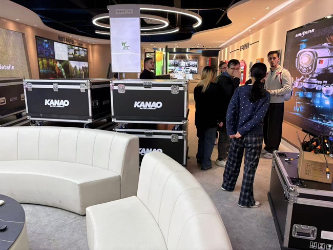 法國客戶組團到華邦瀛學習LED顯示屏維修的真實經(jīng)歷